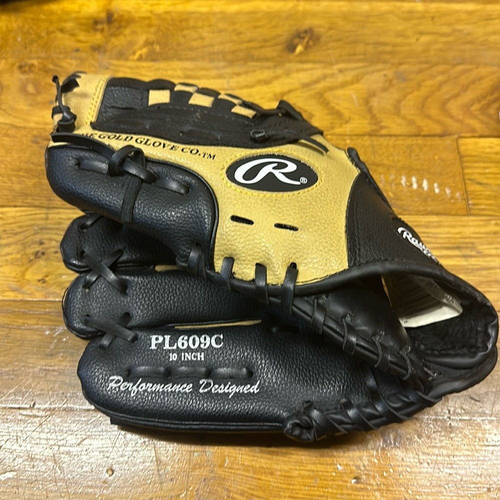 Rawlings mit. It’s for left handed people so it goes on your right hand!